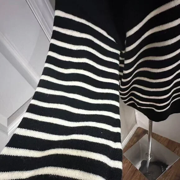 Black and White Striped Women's Sweater （L/XL） - Picture 9 of 16